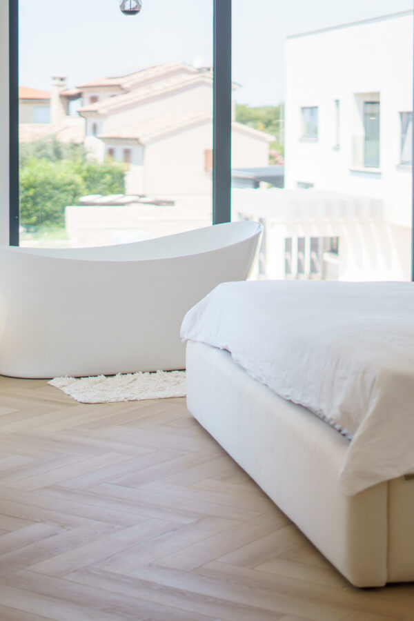 Villa Olea Vista – vinil u šari riblje kosti u objektu za odmor