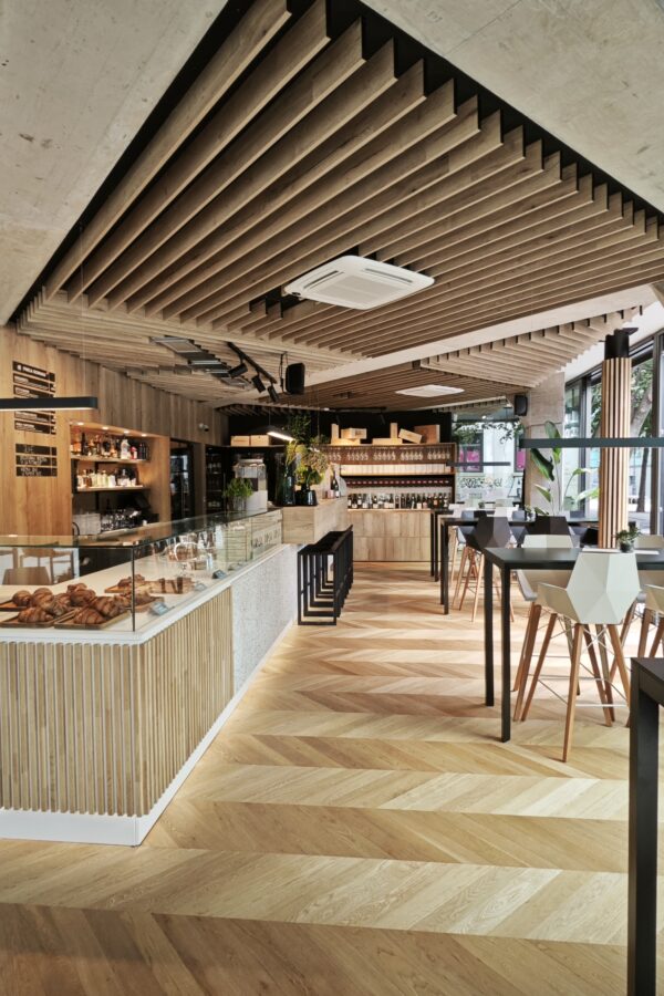 Lana’s Corner - toplina drveta u savremenoj gradskoj kafeteriji