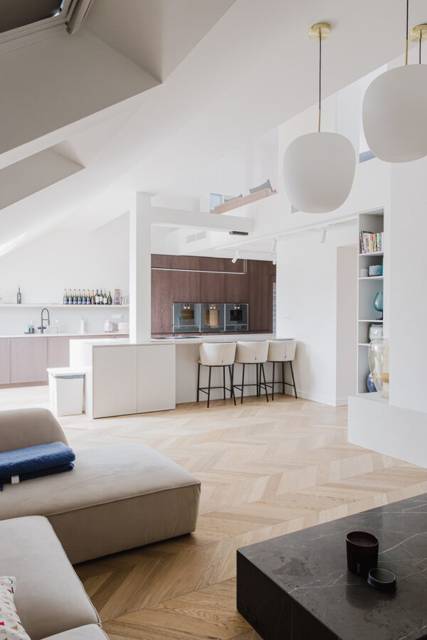 Elegantno potkrovlje – bezvremenski chevron parket u mat završnoj obradi